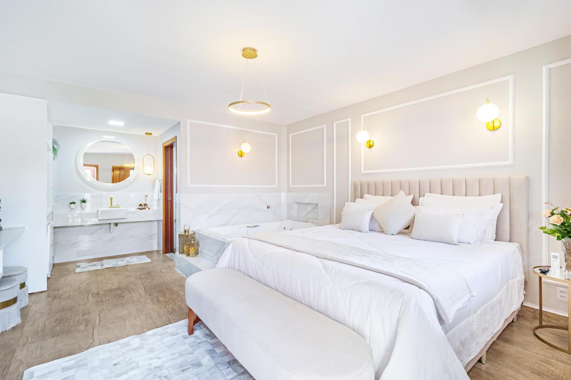 Quarto com Cama Queen-size e Banheira de Hidromassagem